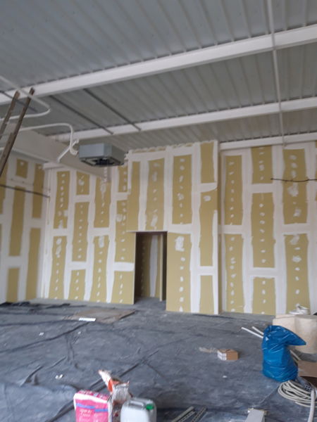 Pose d’un plafond en plaques de plâtre avec éclairages intégrés