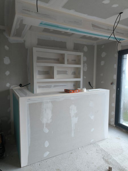 Coffrage en plaques de plâtre pour masquer des gaines