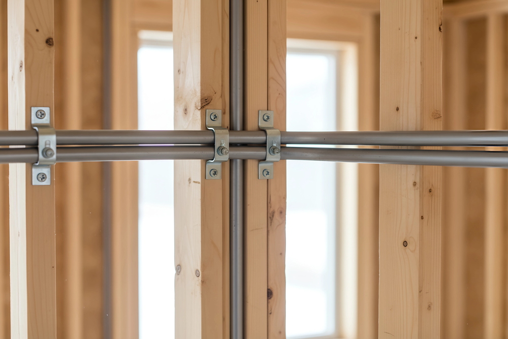 Rails métalliques et visserie sur établi